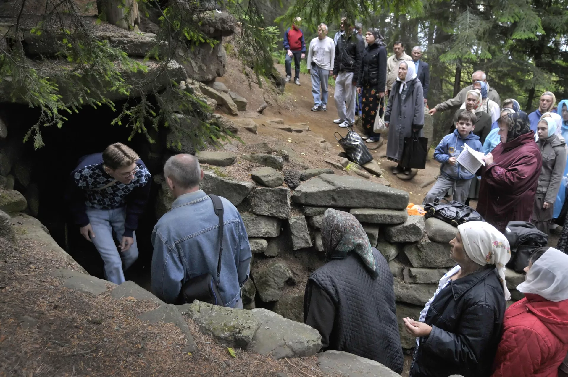 Паломники у пещеры на острове Святой, в которой преподобный Александр Свирский 7 лет жил в полном одиночестве Паломники у пещеры на острове Святой, в которой преподобный Александр Свирский 7 лет жил в полном одиночестве - РИА Новости, 1920, 24.04.2024