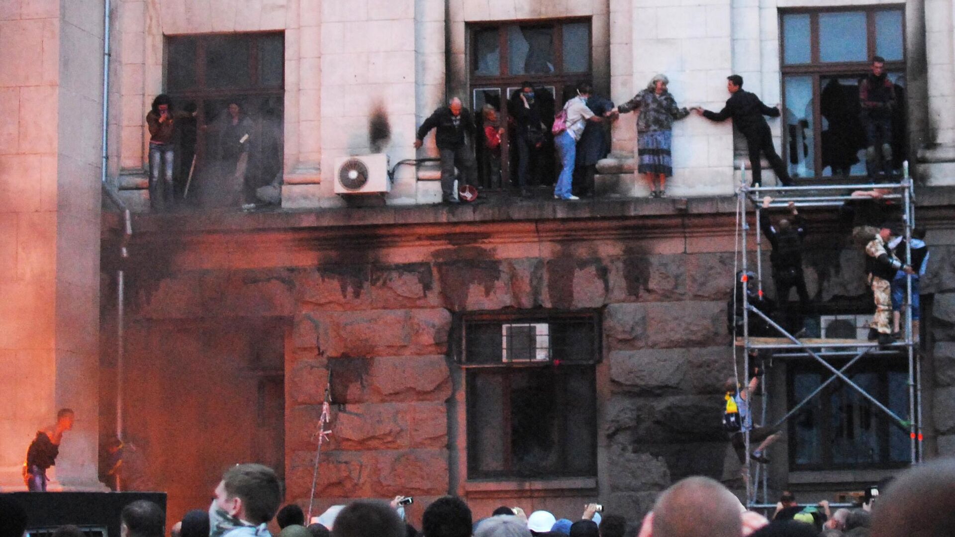 Люди выбираются на карниз здания во время пожара в Доме профсоюзов в Одессе - РИА Новости, 1920, 03.05.2024