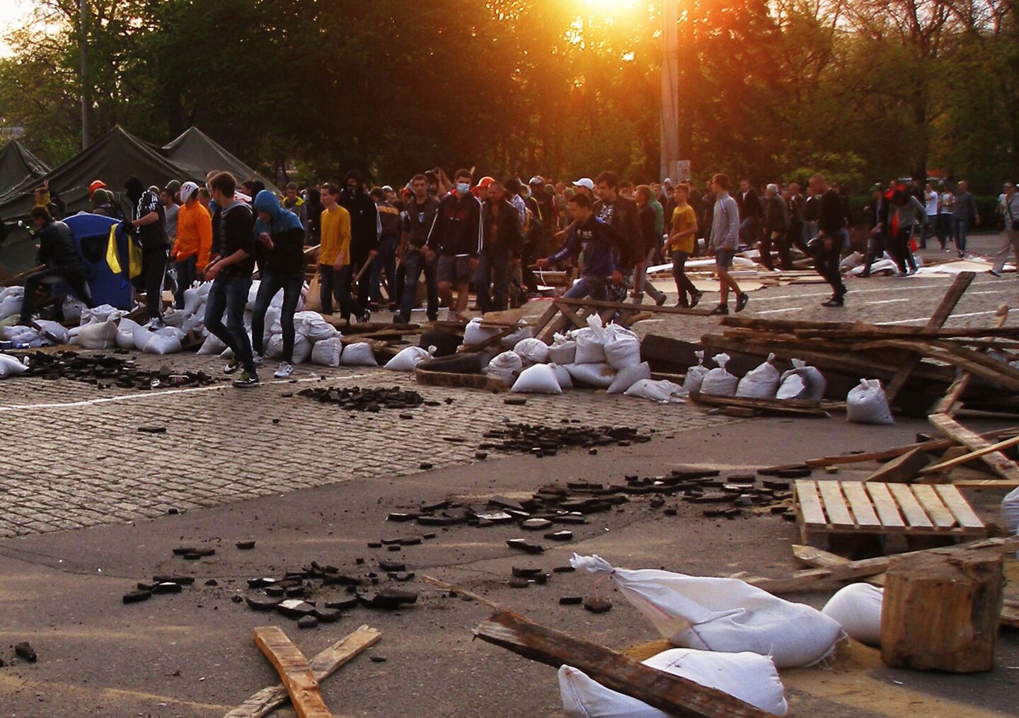 Разрушение палаточного лагеря активистов движения Антимайдан на площади Куликово поле в Одессе Разрушение палаточного лагеря активистов движения Антимайдан на площади Куликово поле в Одессе
