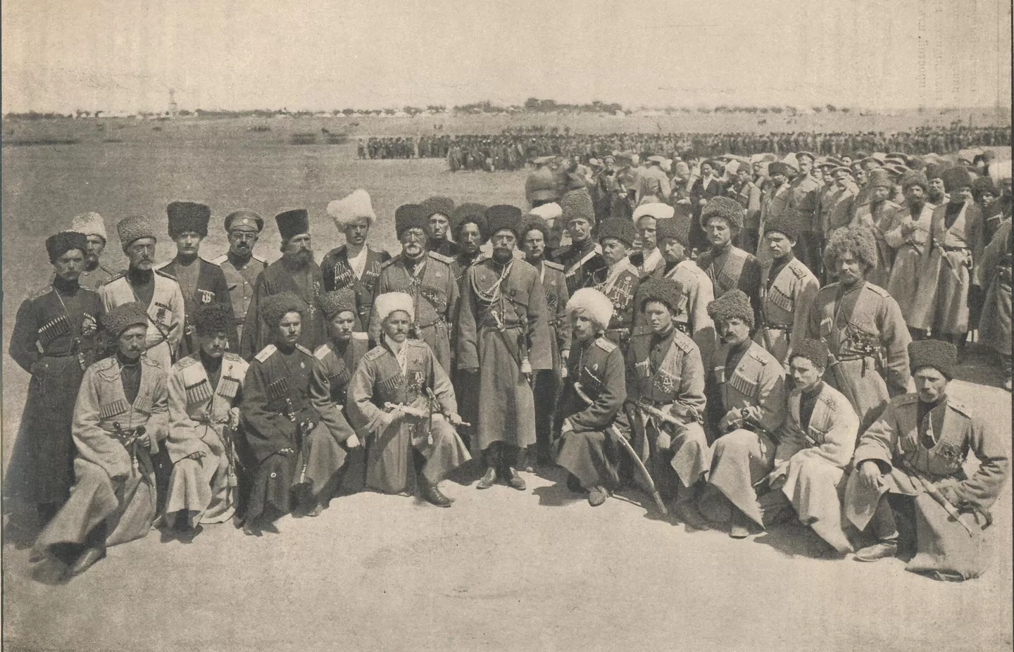 Николай II среди офицеров-пластунов, 1915 год 