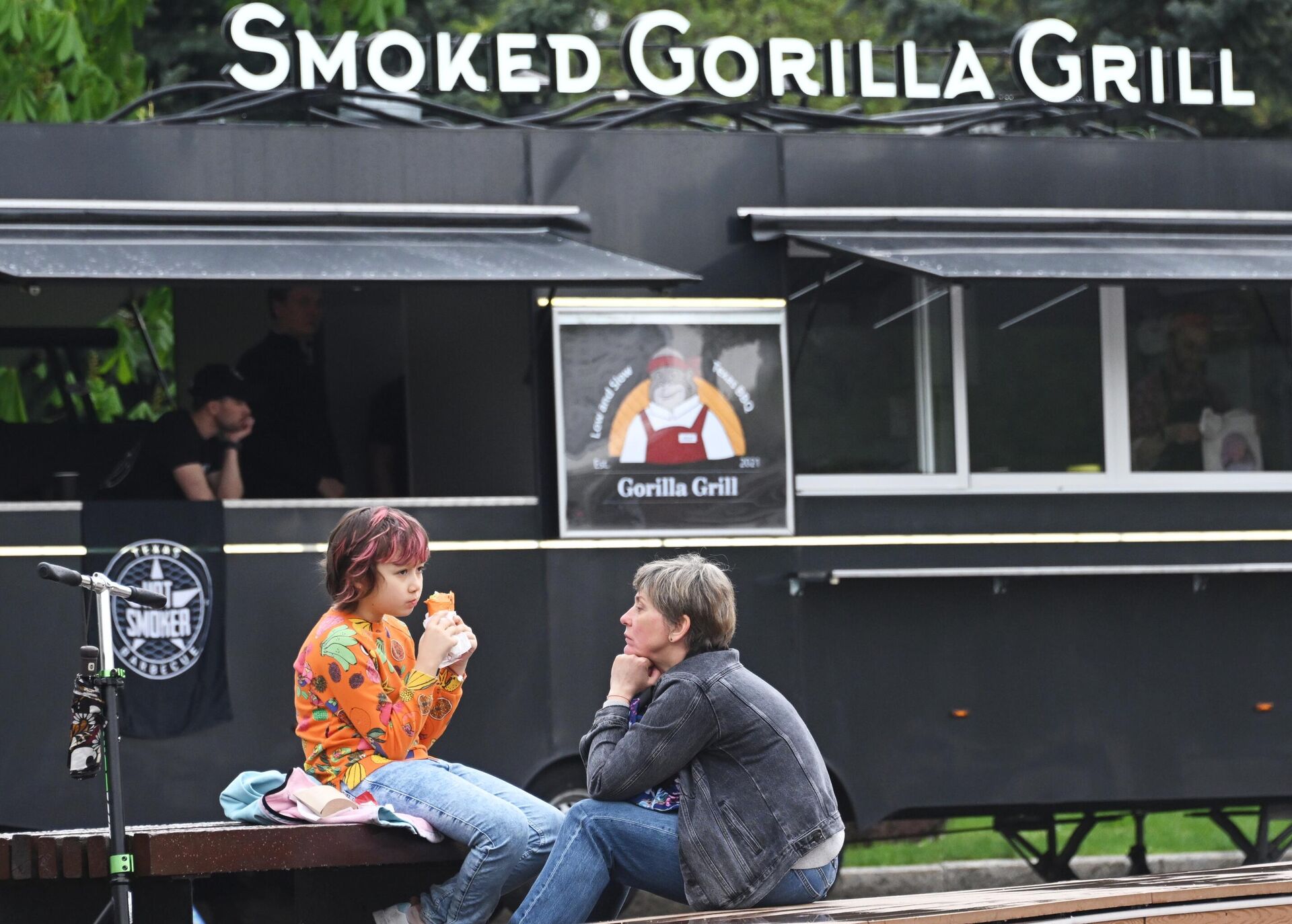 Посетители едят у фудтрака Smoked. Gorilla Grill в парке Сокольники в Москве - РИА Новости, 1920, 28.04.2023