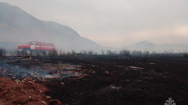 В Усть-Абаканском районе Хакасии огнеборцы тушат крупный степной пожар
