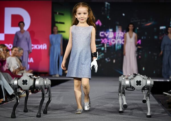 Участница показа мод и робототехники от модельного агентства Cyber Fashion Technology в рамках Российского форума дизайна и моды на площадке отеля The Carlton в Москве