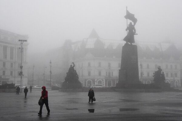 Памятник Борцам за власть Советов на Дальнем Востоке  во время утреннего тумана во Владивостоке