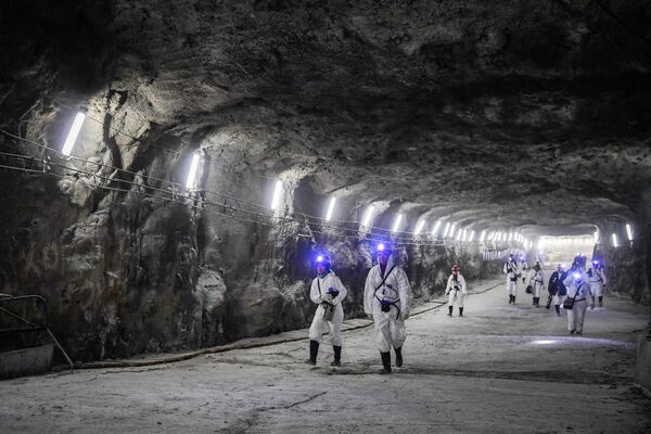Участники экскурсии по учебному полигону шахты Ангидрит в Норильске