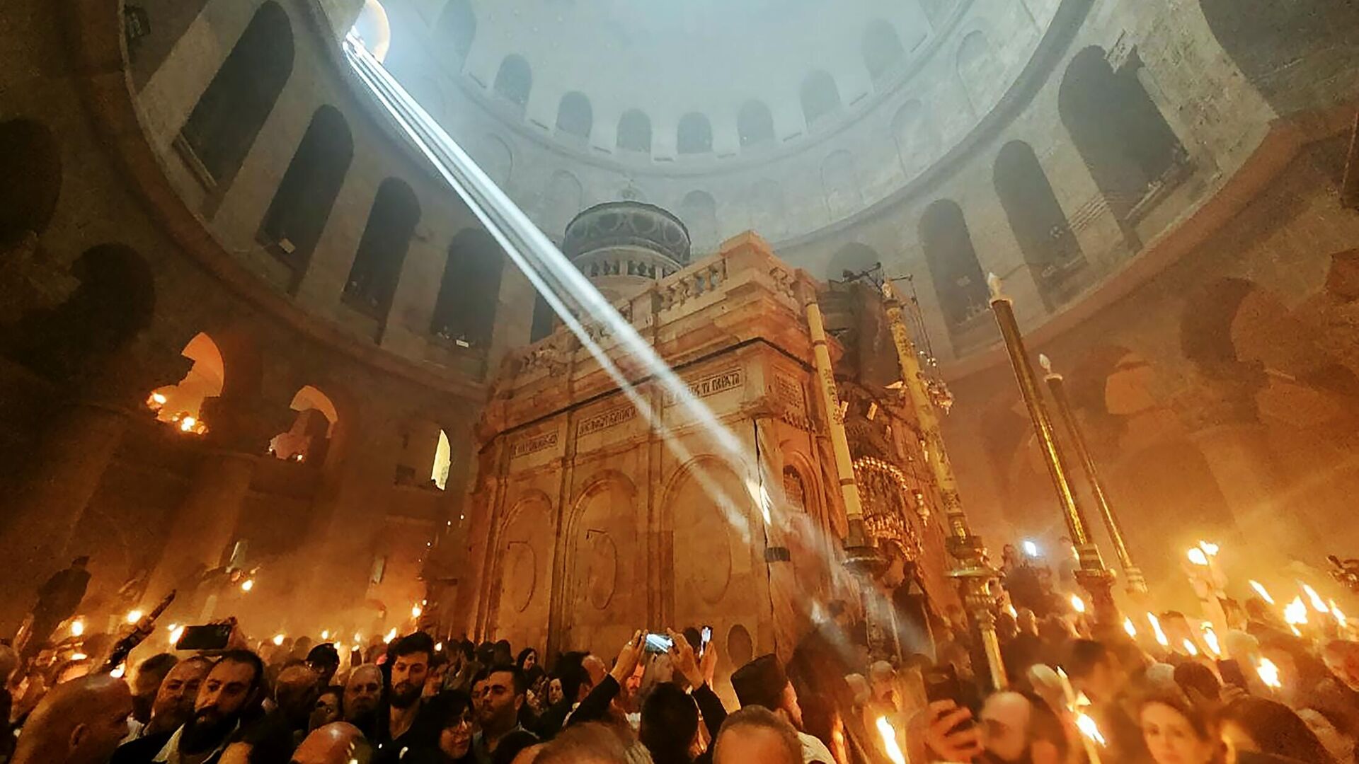 Верующие со свечами и лампадами, зажженными от Благодатного огня, в Кафедральном соборе Воскресения Христова в Иерусалиме - РИА Новости, 1920, 04.05.2024