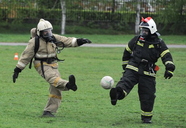 Сотрудники МЧС РФ принимают участие в футбольном матче в рамках соревнования среди пожарных частей Тамбовской области по пожарному футболу Fire ball