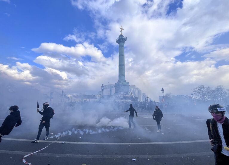 Участники акции протеста против пенсионной реформы на одной из улиц в Париже