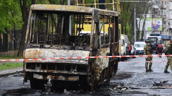 Автобус, попавший под обстрел со стороны ВСУ в Донецке