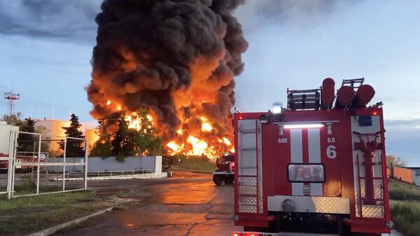 На месте пожара на нефтебазе в Севастополе. Кадр видео