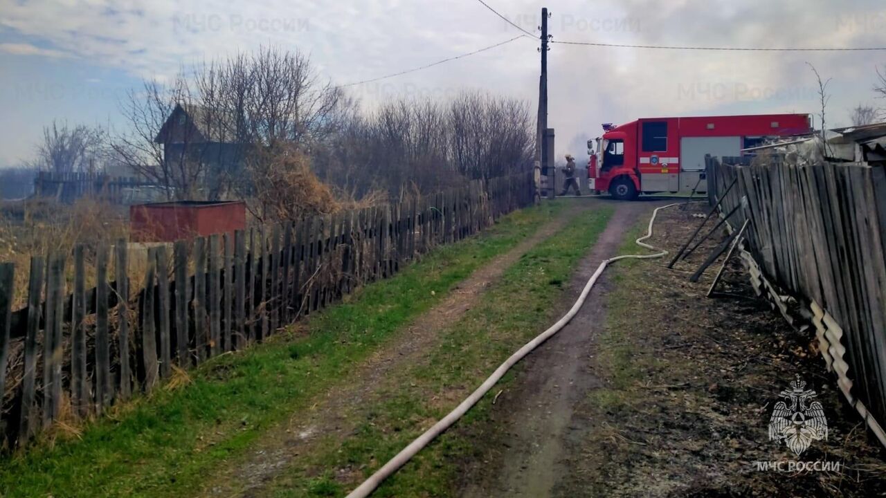 В пригороде Кургана природный пожар перекинулся на 25 домов - РИА Новости,  29.04.2023