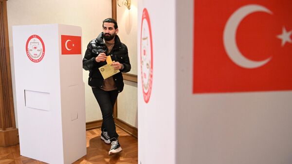 Досрочное голосование на всеобщих выборах в посольстве Турции в Москве