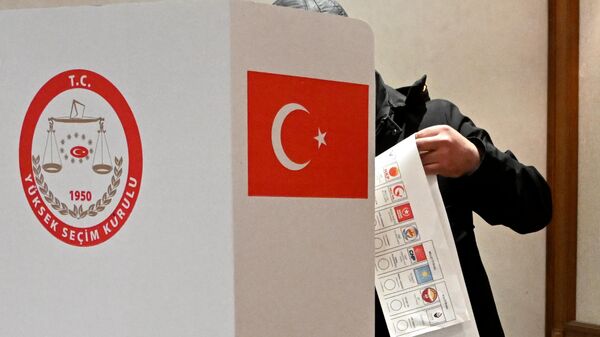 Мужчина во время голосования на всеобщих выборах на избирательном участке в Турции. Архивное фото