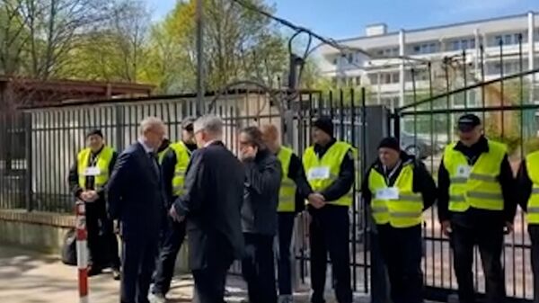 Заблокированные польскими властями ворота в школу при посольстве России