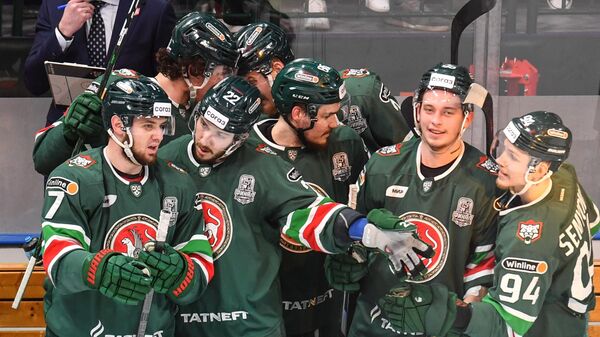 Хоккеисты Ак Барса радуются заброшенной шайбе в финале Кубка Гагарина