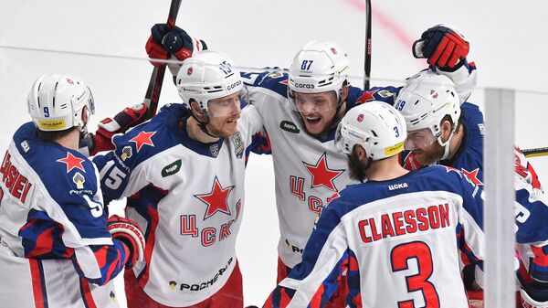 Хоккеисты ЦСКА празднуют заброшенную шайбу в финале Кубка Гагарина
