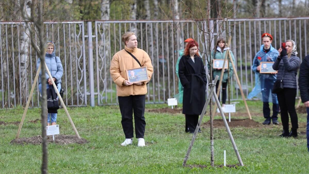 Участники акции высадки деревьев в Сквере Памяти в Санкт-Петербурге - РИА Новости, 1920, 29.04.2023