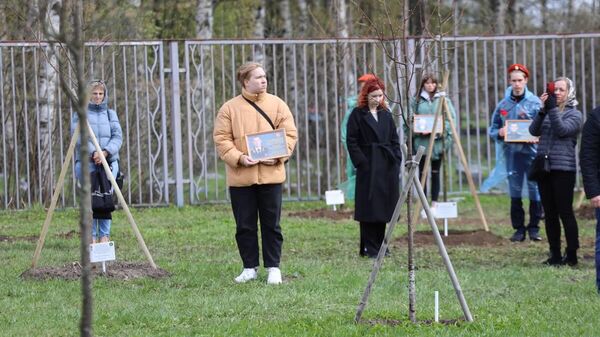 Участники акции высадки деревьев в Сквере Памяти в Санкт-Петербурге