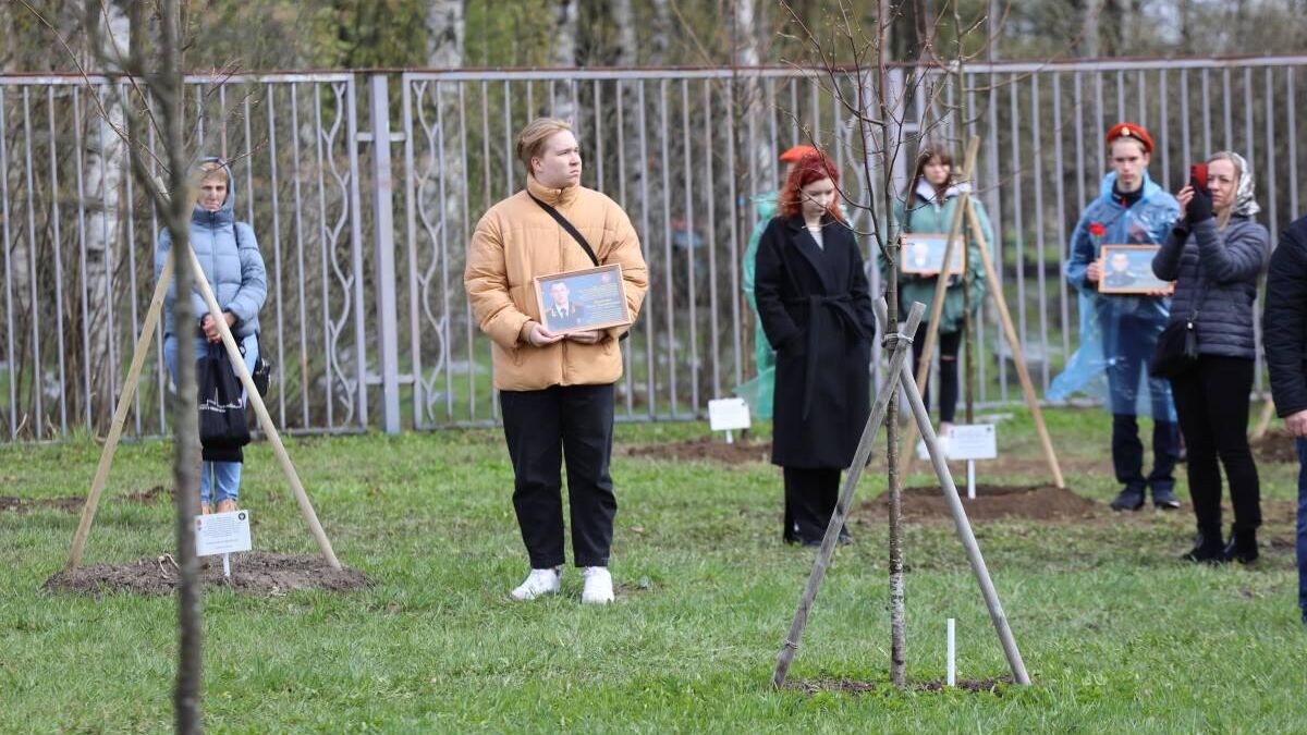 Участники акции высадки деревьев в Сквере Памяти в Санкт-Петербурге - РИА Новости, 1920, 29.04.2023