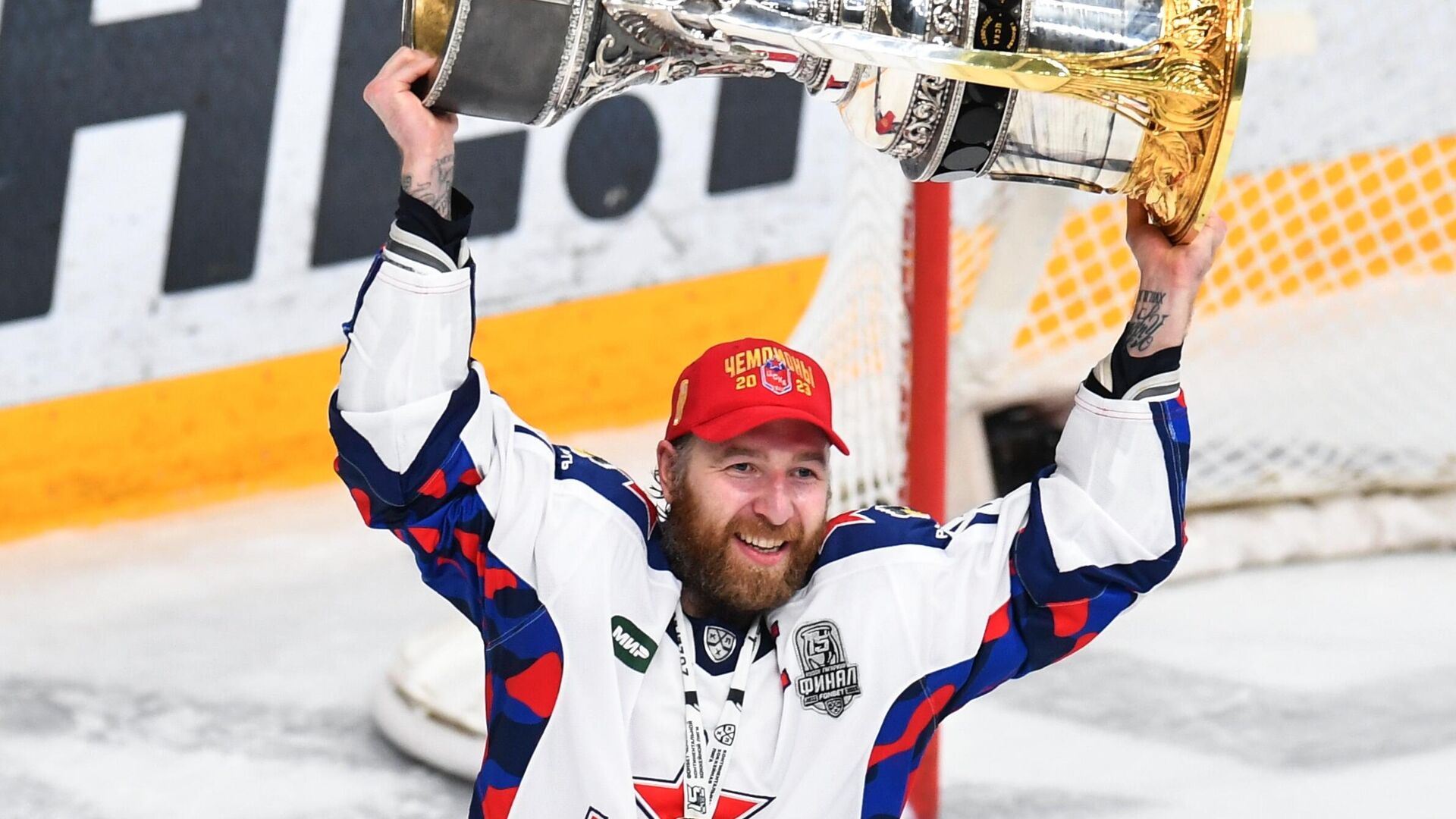 Игрок ПХК ЦСКА Никита Нестеров с кубком Гагарина КХЛ после победы в 7-ом матче финальной серии плей-офф Кубка Гагарина Континентальной хоккейной лиги между ХК Ак Барс (Казань) и ПХК ЦСКА (Москва). - РИА Новости, 1920, 03.03.2025