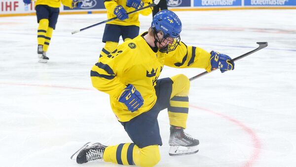 Хоккеист сборной Швеции в матче юниорского чемпионата мира