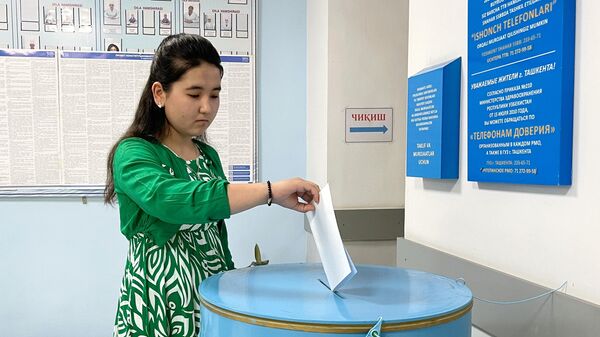 Девушка голосует в Узбекистане