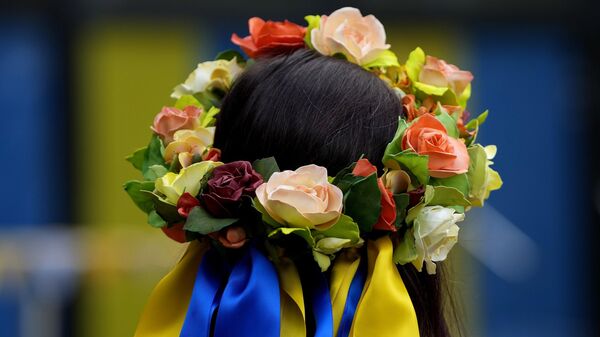 Девушка с венком с лентами в цветах флага Украины