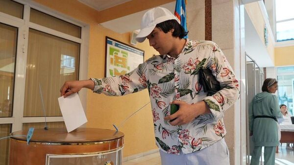 Мужчина голосует на референдуме по принятию новой Конституции в Узбекистане