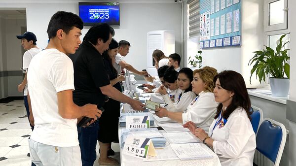 Люди принимают участие в голосовании на референдуме по принятию новой Конституции в Узбекистане