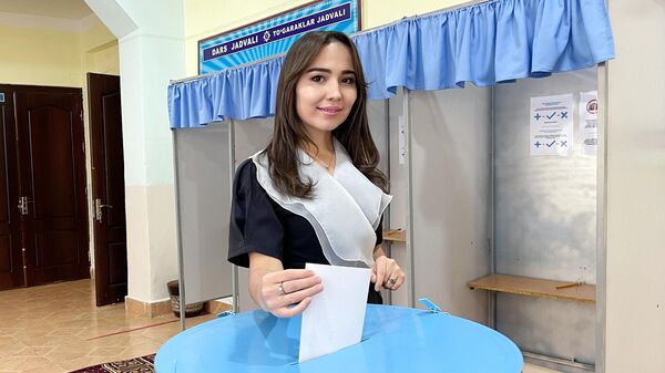 Девушка голосует на референдуме по принятию новой Конституции в Узбекистане