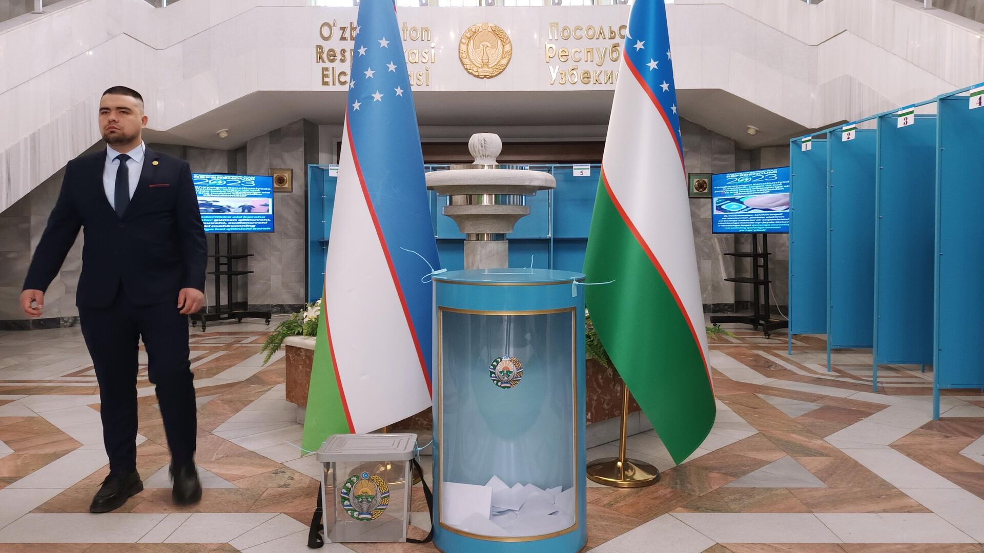 Посольство Узбекистана в Москве, где расположился участок для голосования на референдуме по принятию новой Конституции в Узбекистане - РИА Новости, 1920, 30.04.2023