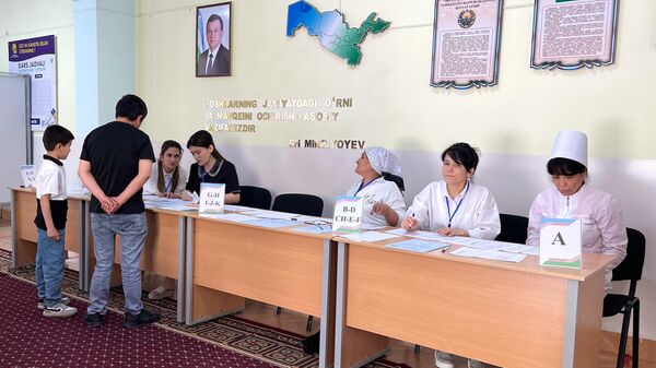 Члены избирательной комиссии на одном из участков в Бишкеке во время референдума по принятию новой Конституции в Узбекистане