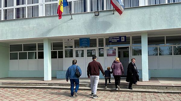 Люди заходят в избирательный участок для участия в выборах главы Гагаузской автономии Молдавии