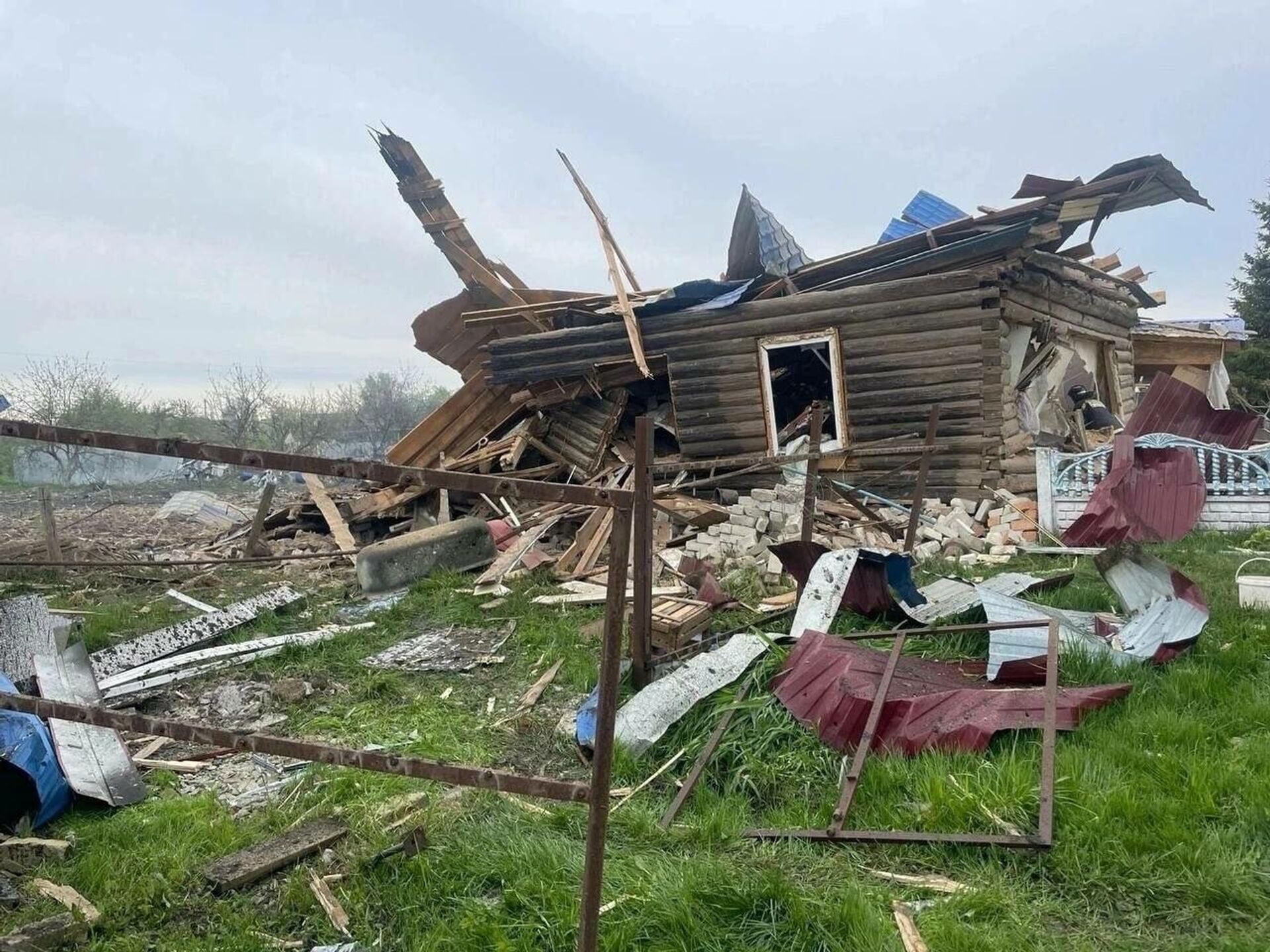 Четыре дома были полностью разрушены при обстреле брянского поселка Суземки  - РИА Новости, 30.04.2023