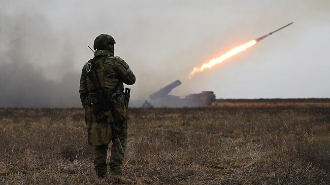 Военнослужащий артиллерийского расчета реактивной системы залпового огня (РСЗО) Ураган