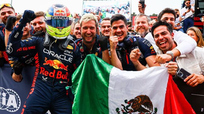 Мексиканский пилот Ред Булл Рейсинг Серхио Перес после победы на Гран-при Азербайджана Формулы-1