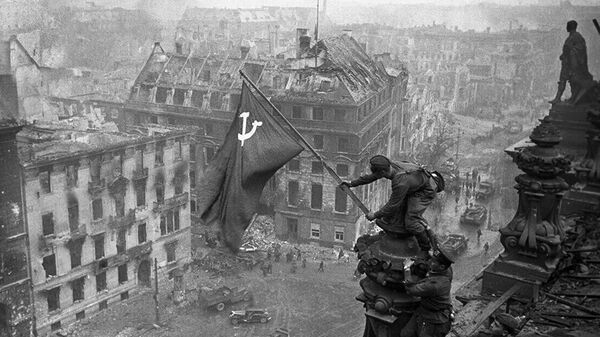 Символ Победы: как установили легендарное знамя над Рейхстагом