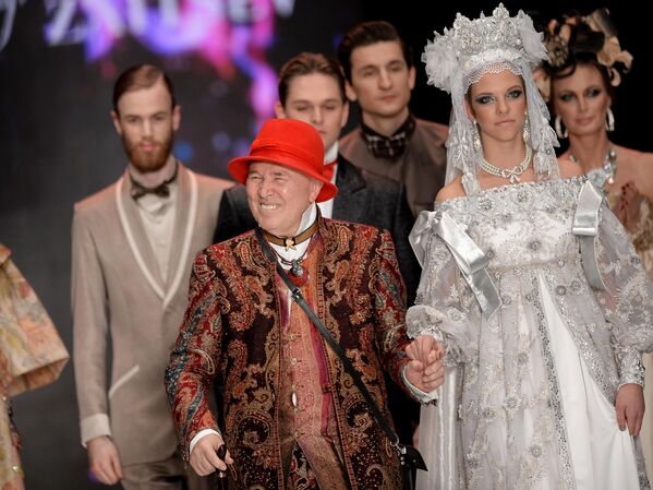 Модельер Вячеслав Зайцев во время показа одежды из своей новой коллекции в рамках Mercedes-Benz Fashion Week Russia