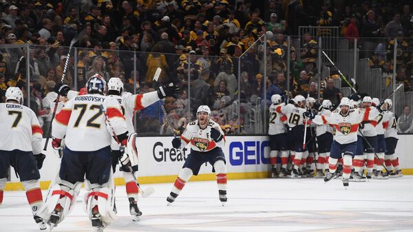 Хоккеисты Флориды Пантерз празднуют победу над Бостон Брюинз в плей-офф НХЛ