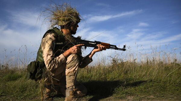 Украинский военный с автоматом АК-47