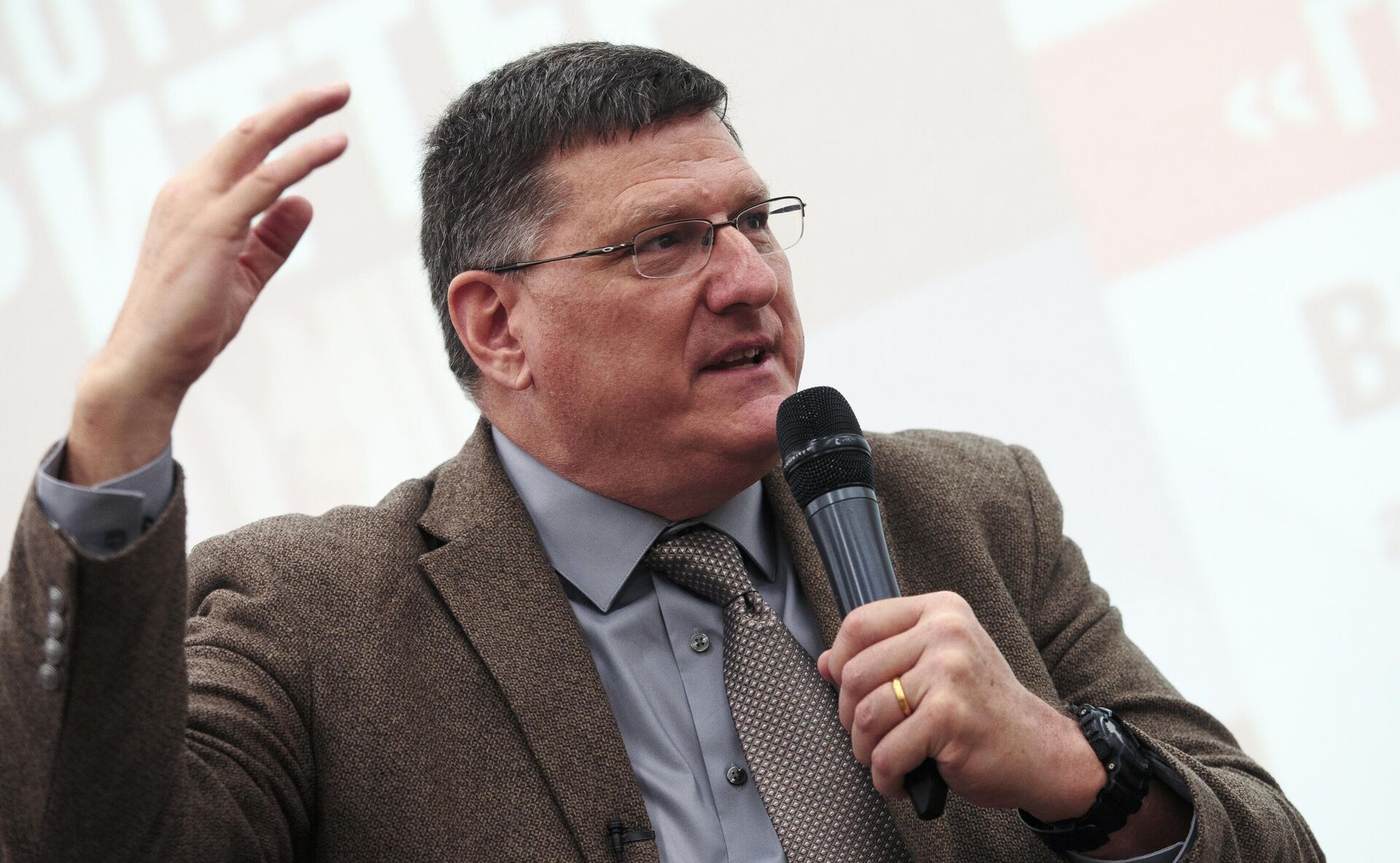 Бывший разведчик морской пехоты США, военный эксперт Скотт Риттер на презентации своей книги Гонка разоружения Бывший разведчик морской пехоты США, военный эксперт Скотт Риттер на презентации своей книги Гонка разоружения - РИА Новости, 1920, 15.12.2025