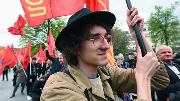 Сторонники КПРФ на патриотическом митинге, посвященном Дню международной солидарности трудящихся, у памятника Карлу Марксу на Театральной площади в Москве
