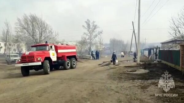 Автомобиль противопожарной службы МЧС РФ на месте пожара в городе Борзя Забайкальского края