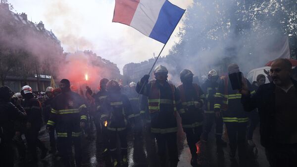 Участники первомайской демонстрации в Париже