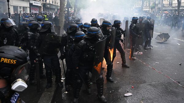 Сотрудники полиции и протестующие на первомайской демонстрации в Париже