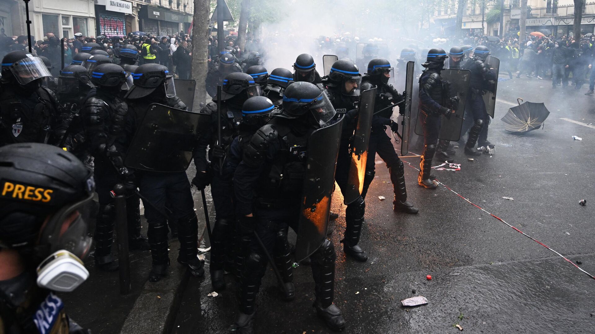 Сотрудники полиции и протестующие на первомайской демонстрации в Париже - РИА Новости, 1920, 01.05.2023