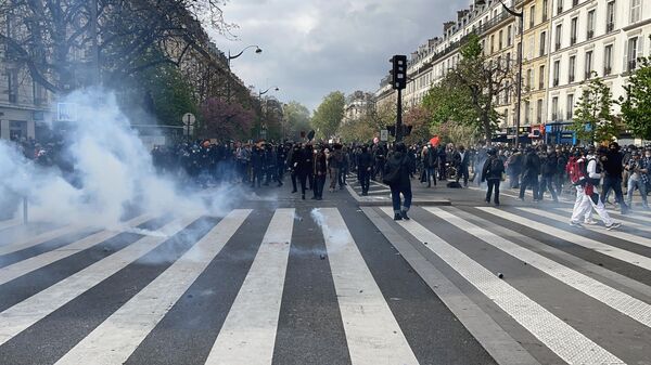Участники акции протеста на одной из улиц в Париже