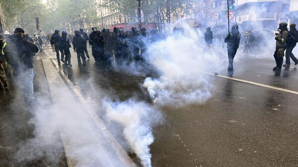 Сотрудники правоохранительных органов на акции протеста на одной из улиц в Париже