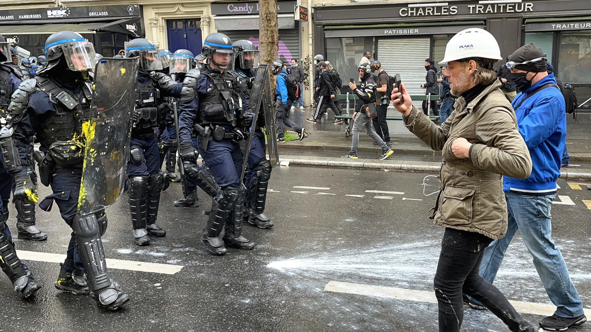 Участники протеста и сотрудники правоохранительных органов на одной из улиц в Париже - РИА Новости, 1920, 04.07.2023