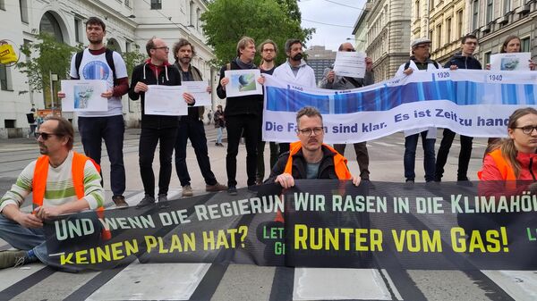 Этоактивисты движения Последнее поколение перекрывают движение в центре Вены